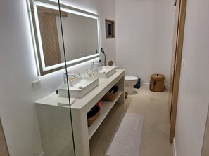 Shower, hair dryer, towels, soap - Single-storey bophut sea-view villa with large infinity pool. (Chang Wat Surat Thani)