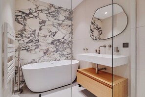 Apartment | Bathroom | Hair dryer, towels, shampoo - Sumptuous Apartment - 2br/6p - Center of Paris (Paris)