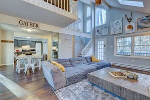 Télévision, cheminée, jeux vidéo, livres