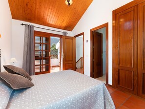 3 bedrooms, iron/ironing board, internet, bed sheets