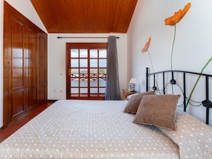 3 bedrooms, iron/ironing board, Internet, bed sheets