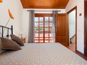3 bedrooms, iron/ironing board, Internet, bed sheets