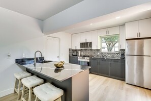 Réfrigérateur, micro-ondes, plaque de cuisson, lave-vaisselle