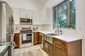Fridge, microwave, stovetop, dishwasher - WFH-Friendly Gem w/ Creek: 4 Mi to Sammamish Trail (Redmond)