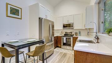 Fridge, microwave, stovetop, dishwasher