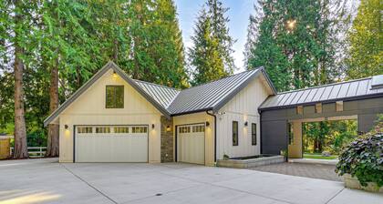 WFH-Friendly Gem w/ Creek: 4 Mi to Sammamish Trail