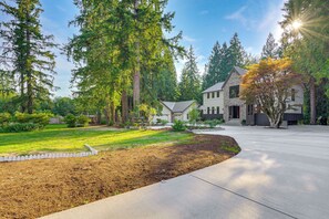 Property grounds - WFH-Friendly Gem w/ Creek: 4 Mi to Sammamish Trail (Redmond)