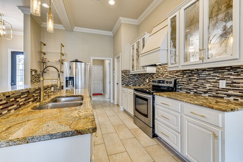 Fenced-In Yard & Pond Views: Home 18 Mi to LSU!