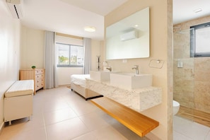 Douche, séchoir à cheveux, bidet, serviettes fournies