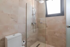 Douche, sèche-cheveux, bidet, serviettes fournies