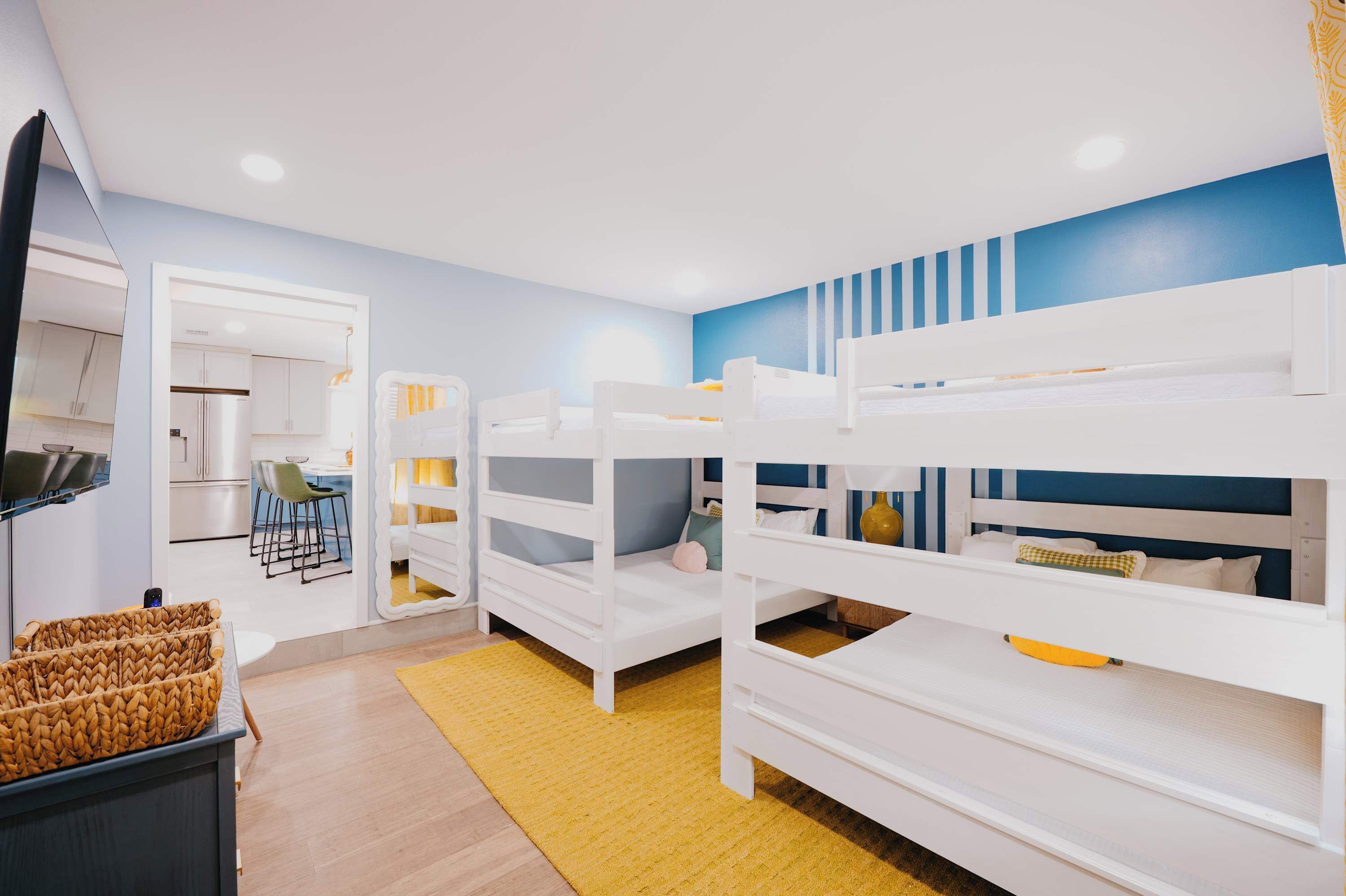 5 habitaciones, escritorio y tabla de planchar con plancha 