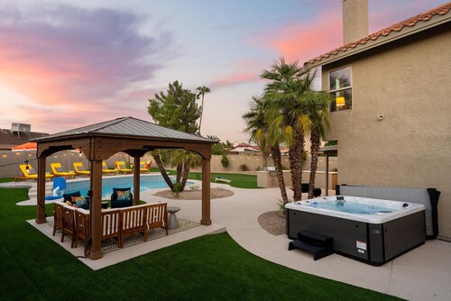 Pickleball + Heated Pool & Spa | Sleeps 16