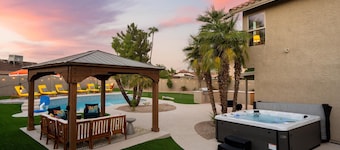 Pickleball + Heated Pool & Spa | Sleeps 16