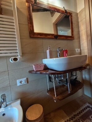Een douche, een haardroger, een bidet, handdoeken