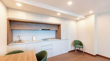 Apartamento premium, sacada, vista para a cidade | Área de estar