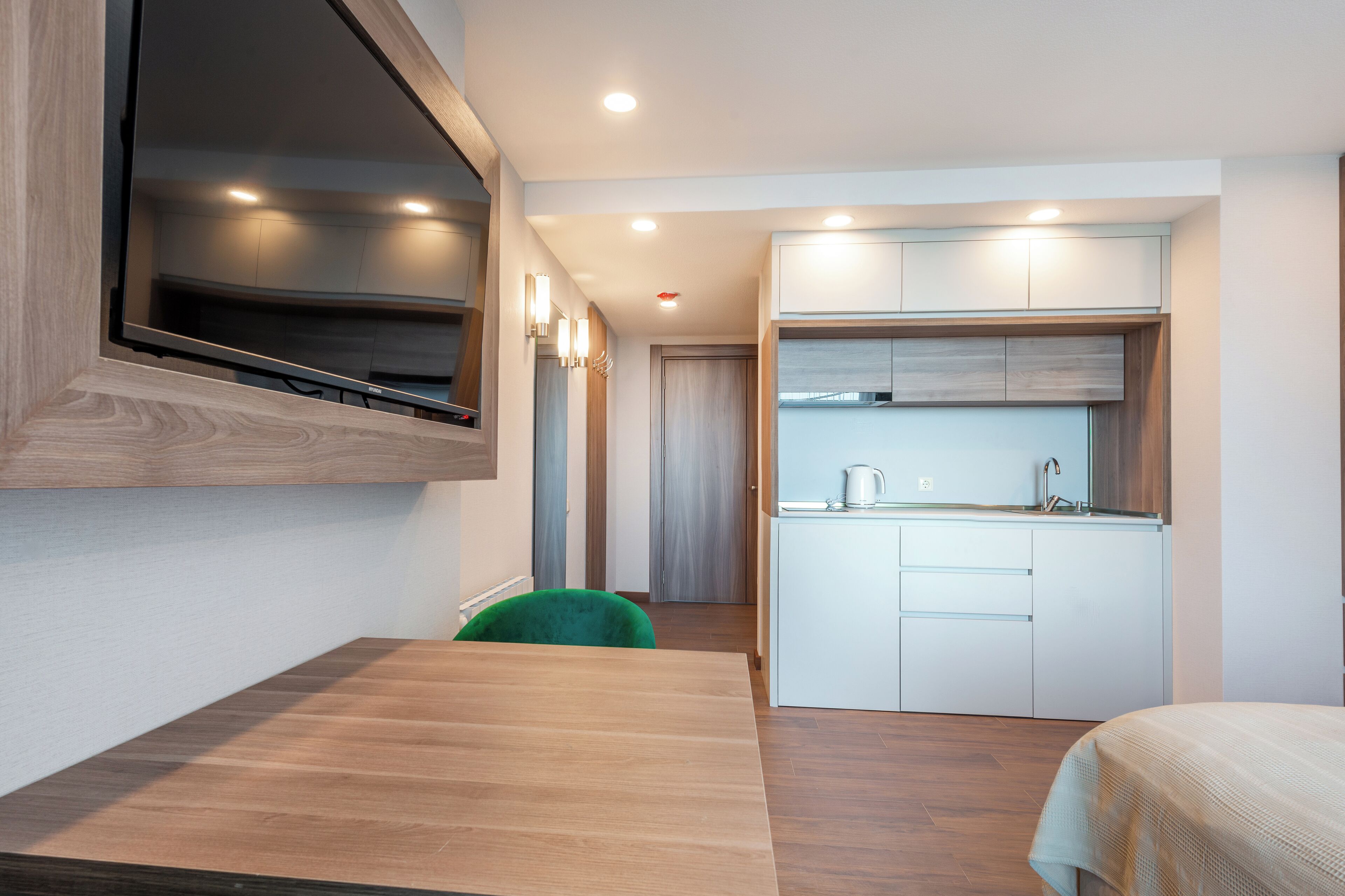 Estudio | Caja de seguridad en la habitación y escritorio 