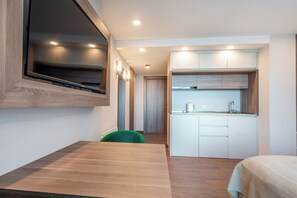 Studio | Een kluis op de kamer, een bureau, een strijkplank/strijkijzer