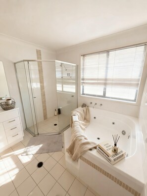 Een douche, een haardroger, een bidet, handdoeken