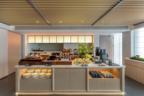 Daily buffet breakfast (CNY 68 per person)
