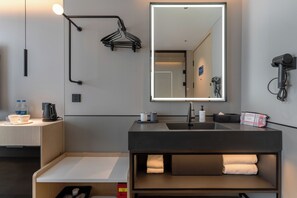 Classic Single Room, City View | Bathroom | Shower, free toiletries, hair dryer, towels
