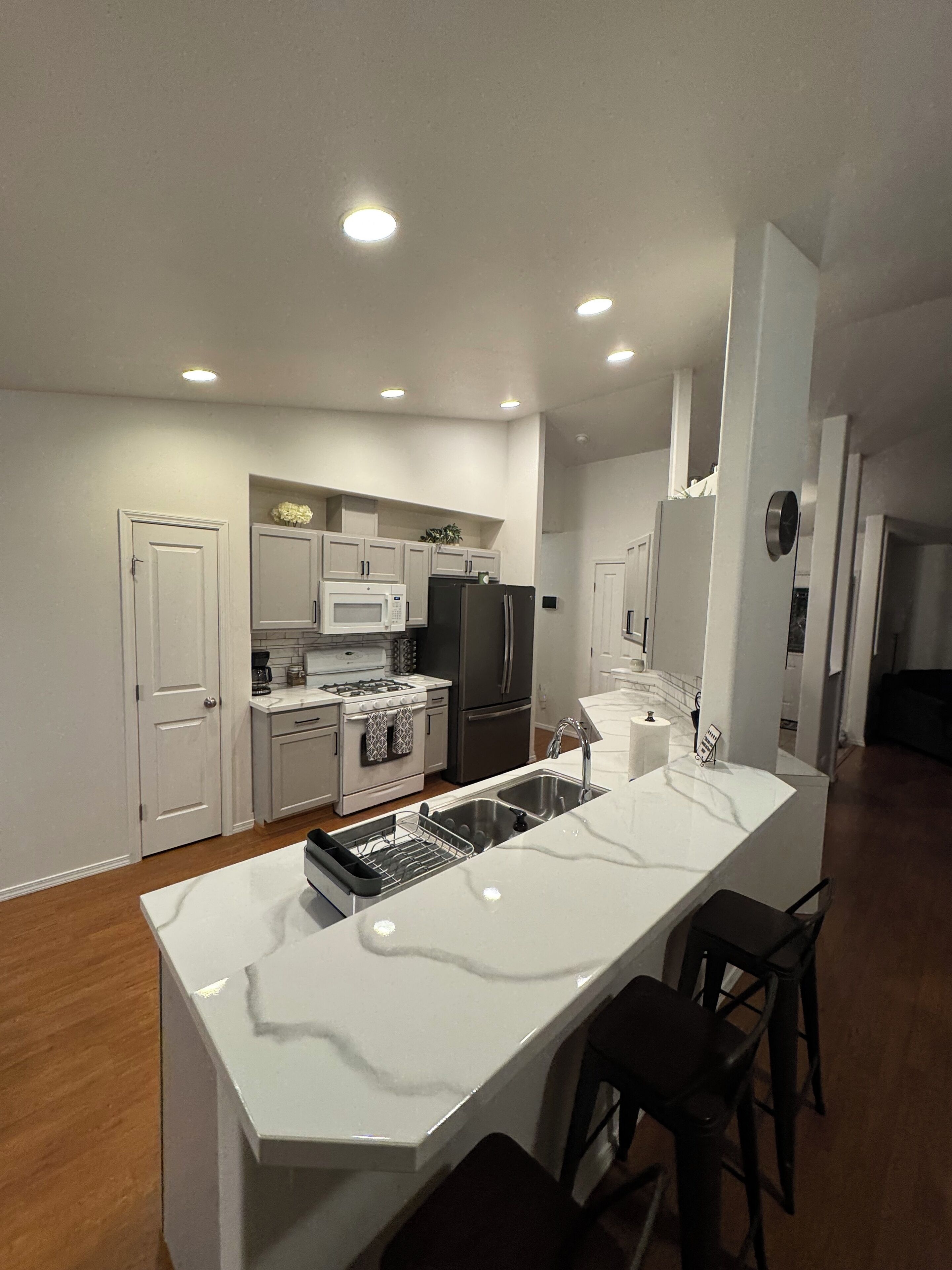 Microondas, horno, placa de cocina y lavavajillas