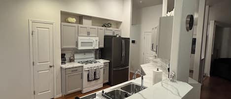 Mikrowelle, Ofen, Herdplatte, Geschirrspüler