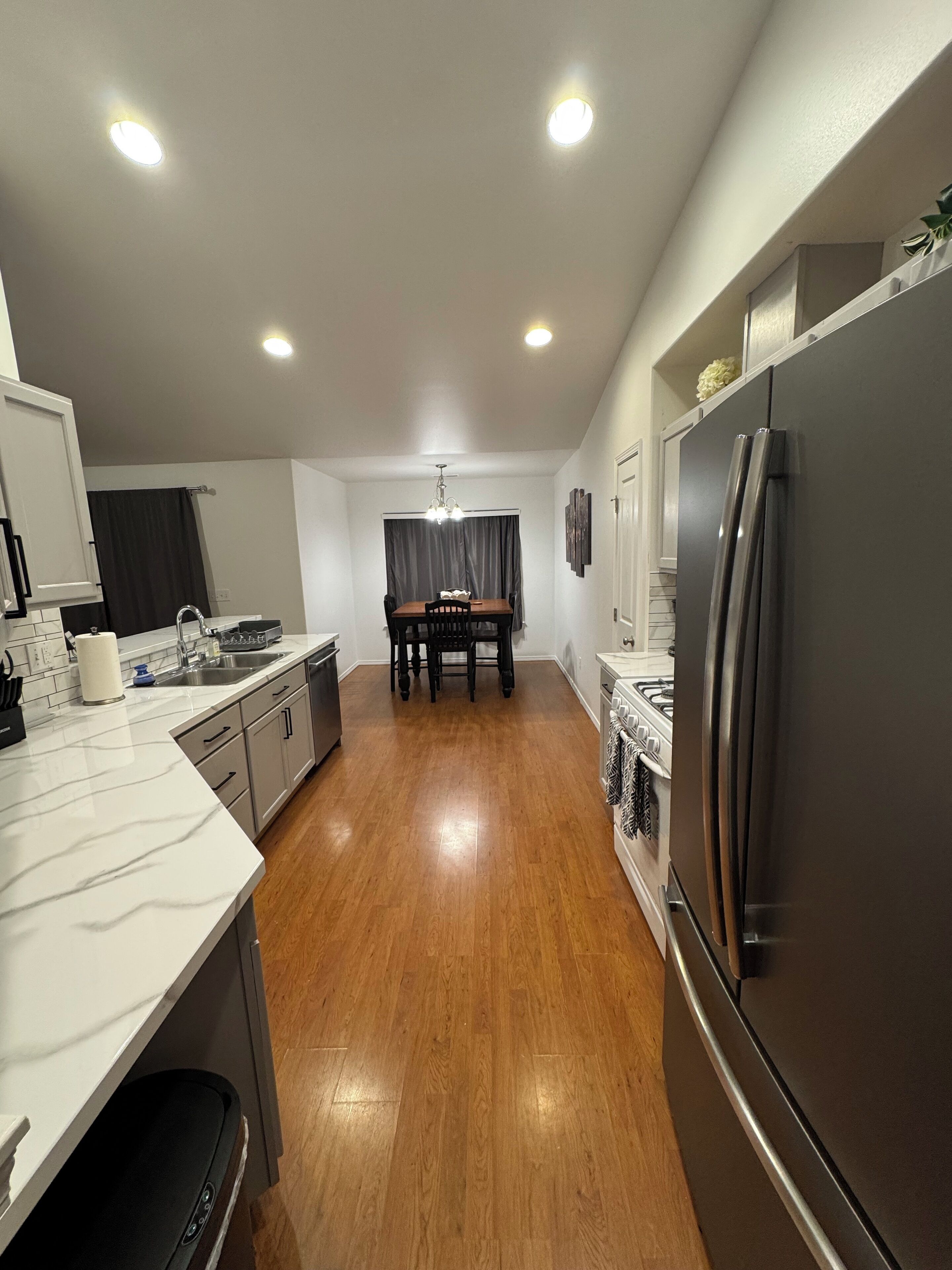 Microondas, horno, placa de cocina y lavavajillas