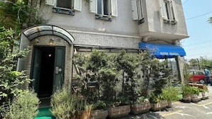 A two-story building with a balcony and a blue awning. - Queen Seagull Boutique Hotel (İstanbul)