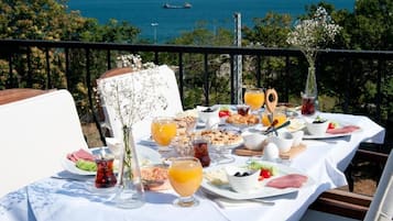 Petit déjeuner composé de spécialités régionales compris tous les jours