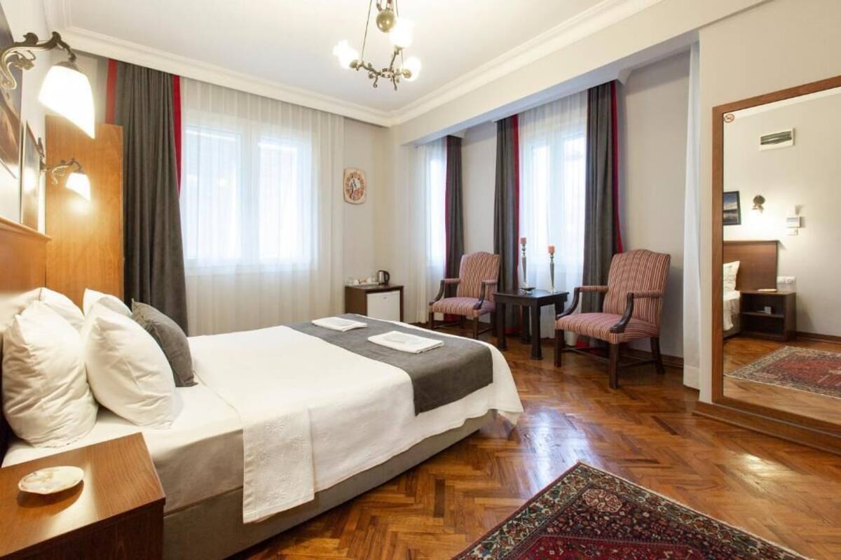 Deluxe Room, Sea View | Minibar (free items), in-room safe, blackout drapes, soundproofing