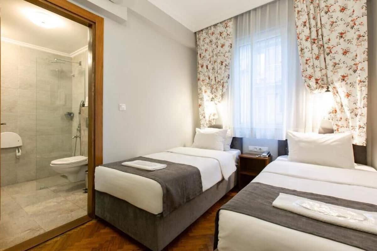 Economy Twin Room | Minibar (free items), in-room safe, blackout drapes, soundproofing