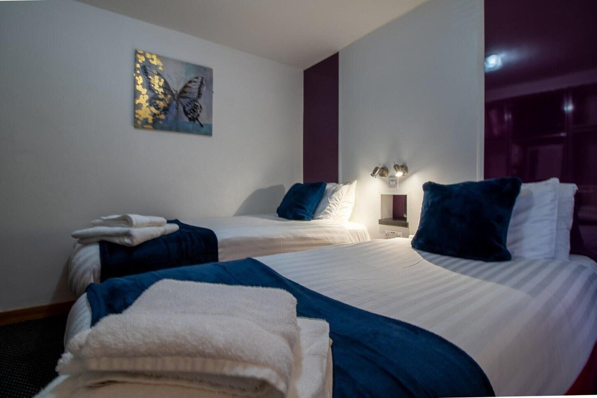 1 slaapkamer, een bureau, een strijkplank/strijkijzer, beddengoed