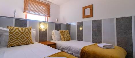 1 Schlafzimmer, Schreibtisch, Bügeleisen/Bügelbrett, Bettwäsche