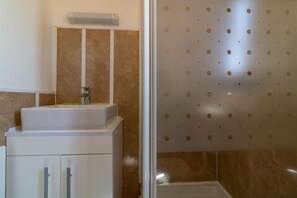 Een douche, een haardroger, handdoeken