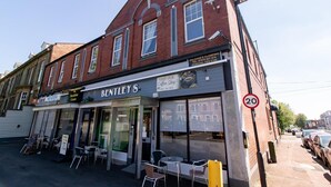 A building with a sign for 'Bentley's Hotel' and a 'Coffee Shop' across the street. - OYO Bentleys Hotel Standard Twin Room (Newcastle upon Tyne)