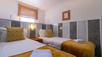 1 habitación y tabla de planchar con plancha