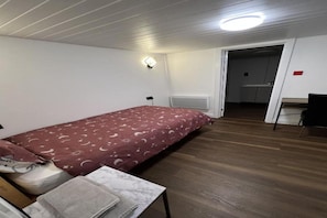 1 habitación y tabla de planchar con plancha