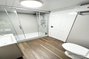 Douche, séchoir à cheveux, serviettes fournies