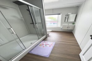 Shower, hair dryer, towels - OYO Welsh Accomodation Standard Family of 3 Room (Pembroke Dock)