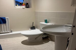 Suihku, hiustenkuivaaja, pyyhkeet