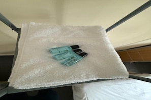 Séchoir à cheveux, serviettes fournies