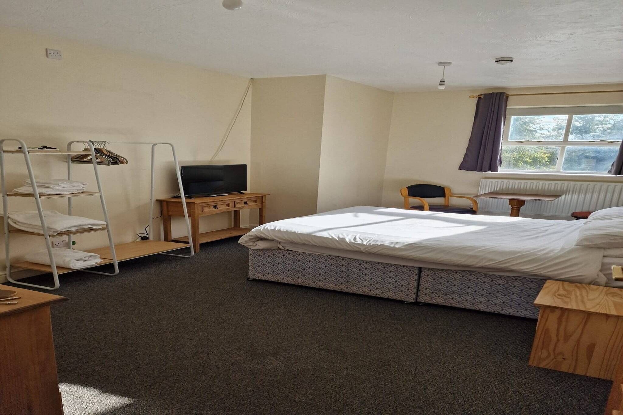 1 slaapkamer, een bureau, een strijkplank/strijkijzer, beddengoed