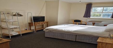 1 slaapkamer, een bureau, een strijkplank/strijkijzer, beddengoed