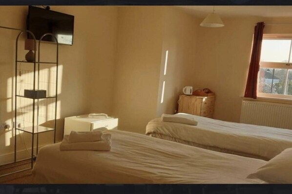 1 chambre, fer et planche Ă repasser