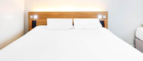 1 chambre, fer et planche Ă repasser