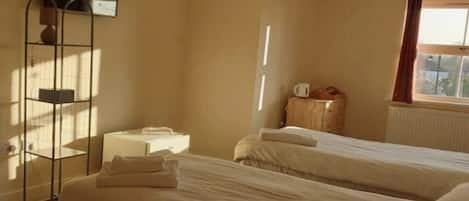 1 chambre, fer et planche Ă repasser