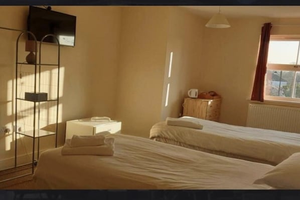 1 habitación y tabla de planchar con plancha