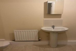 Shower, hair dryer, towels, soap - Standard Double Room (Manchester)