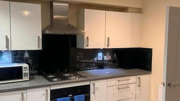 Kjøleskap, mikrobølgeovn, kokeplater og kaffetrakter/tekoker