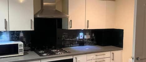 Kjøleskap, mikrobølgeovn, kokeplater og kaffetrakter/tekoker